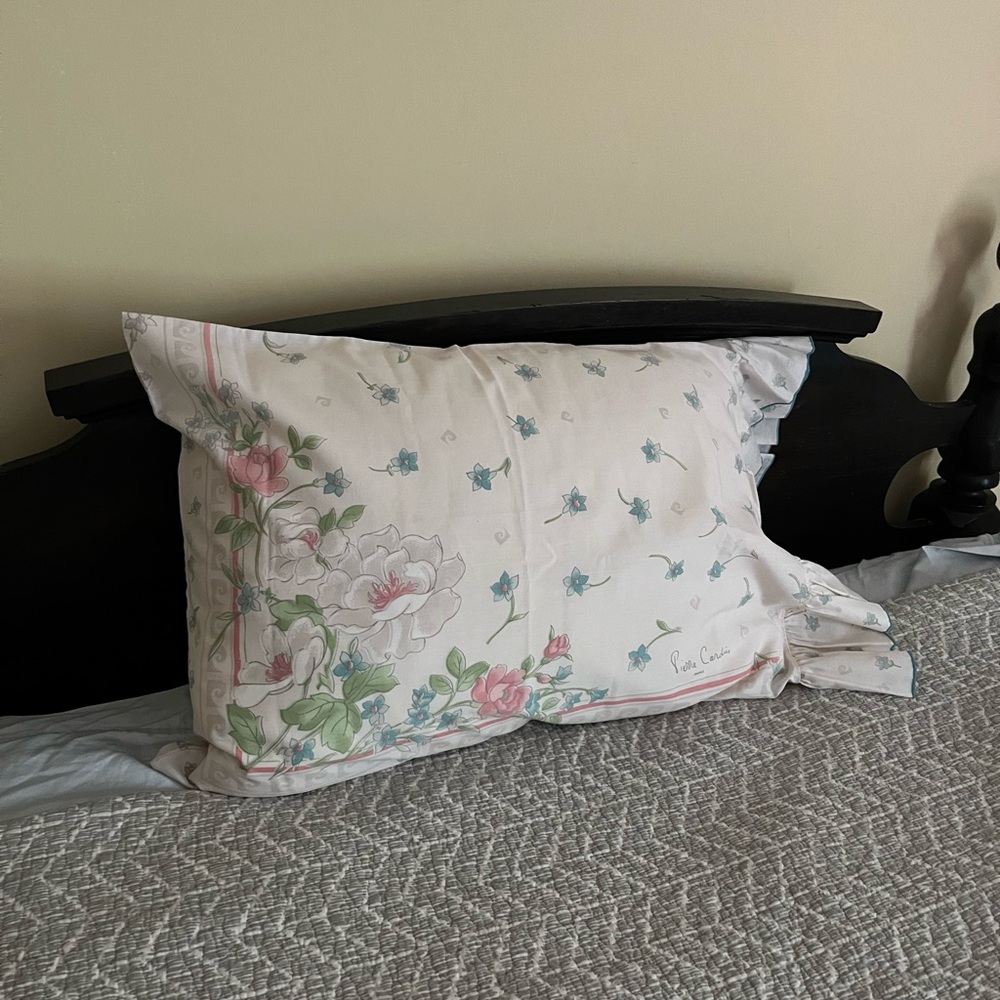 Pierre Cardin Paris pillow case w/ Ruffles